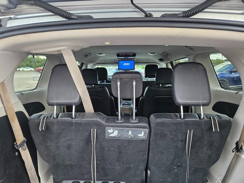 Chrysler Pacifica Vehicle Full-screen Gallery Image 13