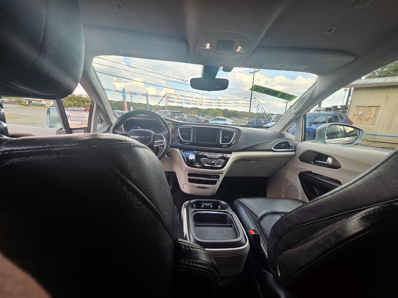 Chrysler Pacifica Vehicle Full-screen Gallery Image 14