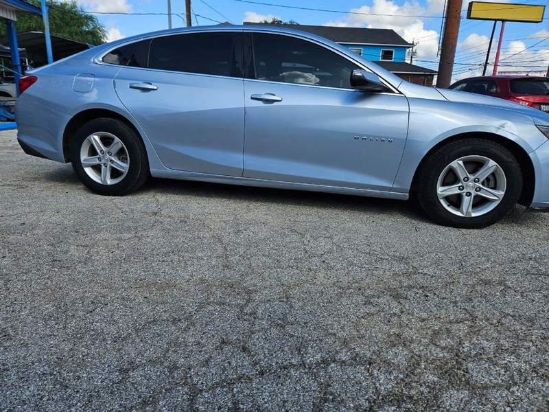 Chevrolet Malibu Vehicle Full-screen Gallery Image 4