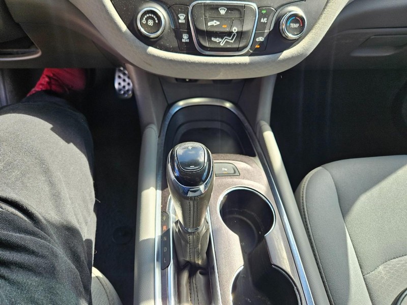 Chevrolet Malibu Vehicle Full-screen Gallery Image 11