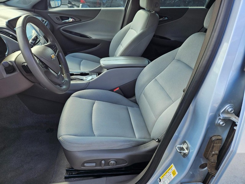 Chevrolet Malibu Vehicle Full-screen Gallery Image 12