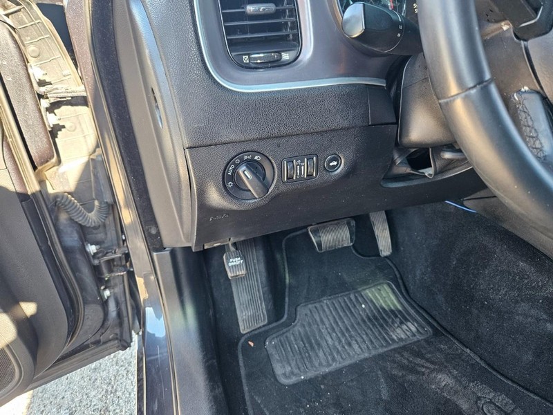 Dodge Charger Vehicle Full-screen Gallery Image 11