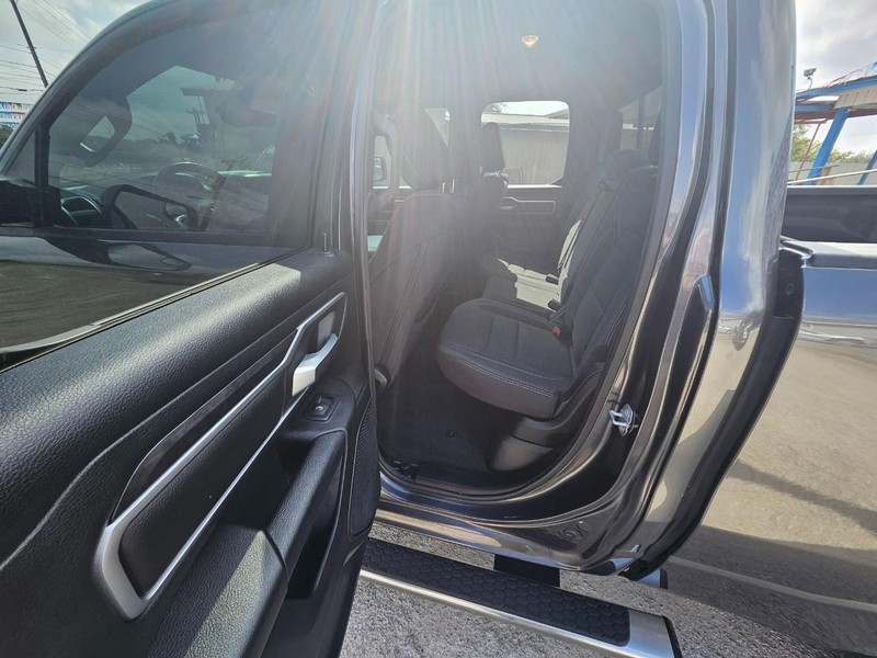 Ram 1500 Vehicle Full-screen Gallery Image 09