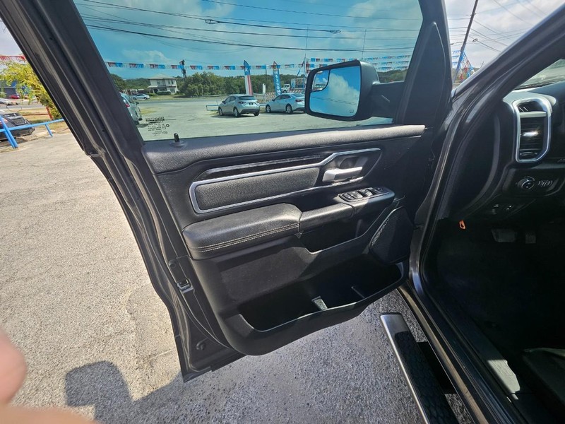 Ram 1500 Vehicle Full-screen Gallery Image 11