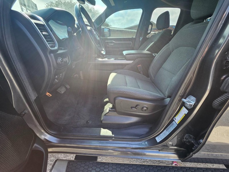 Ram 1500 Vehicle Full-screen Gallery Image 12