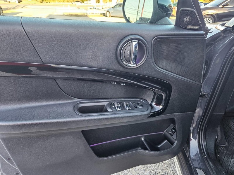 MINI COOPER Vehicle Full-screen Gallery Image 10