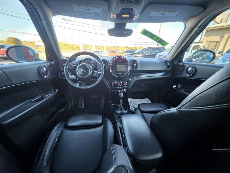 MINI COOPER Vehicle Full-screen Gallery Image 15