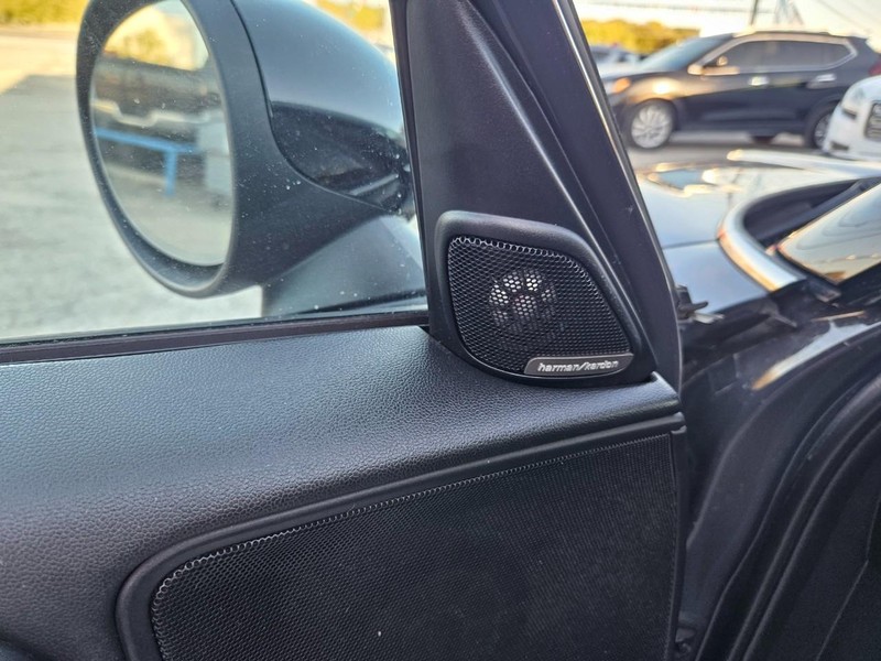 MINI COOPER Vehicle Full-screen Gallery Image 16