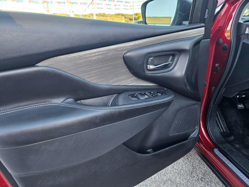 Nissan Murano Vehicle Full-screen Gallery Image 10