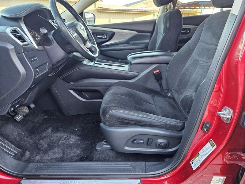 Nissan Murano Vehicle Full-screen Gallery Image 11