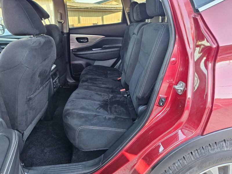 Nissan Murano Vehicle Full-screen Gallery Image 12