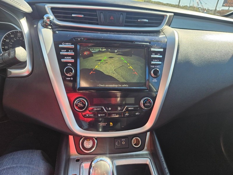 GMC Acadia Limited Vehicle Full-screen Gallery Image 07