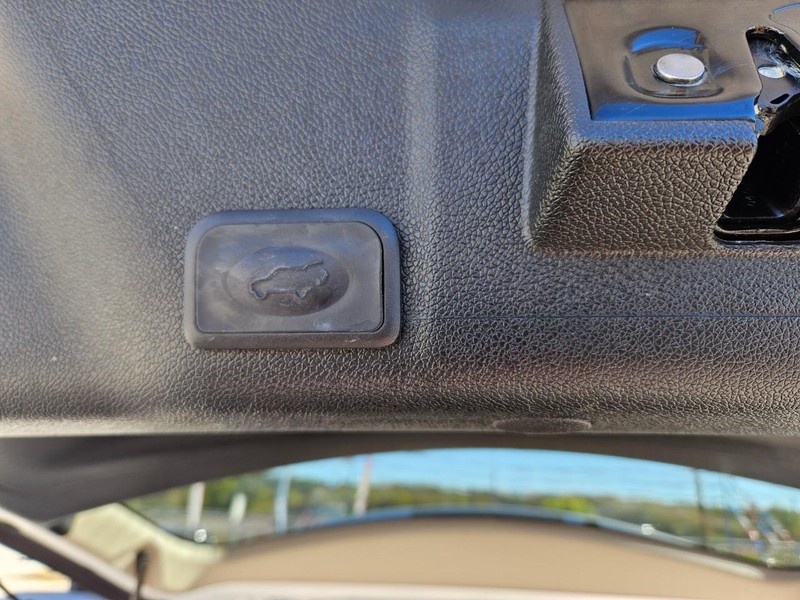 GMC Acadia Limited Vehicle Full-screen Gallery Image 09