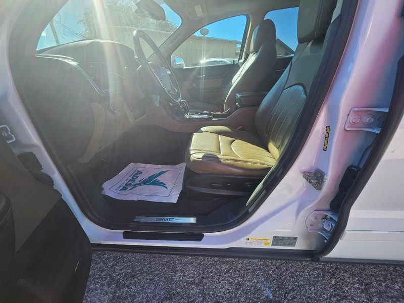 GMC Acadia Limited Vehicle Full-screen Gallery Image 11