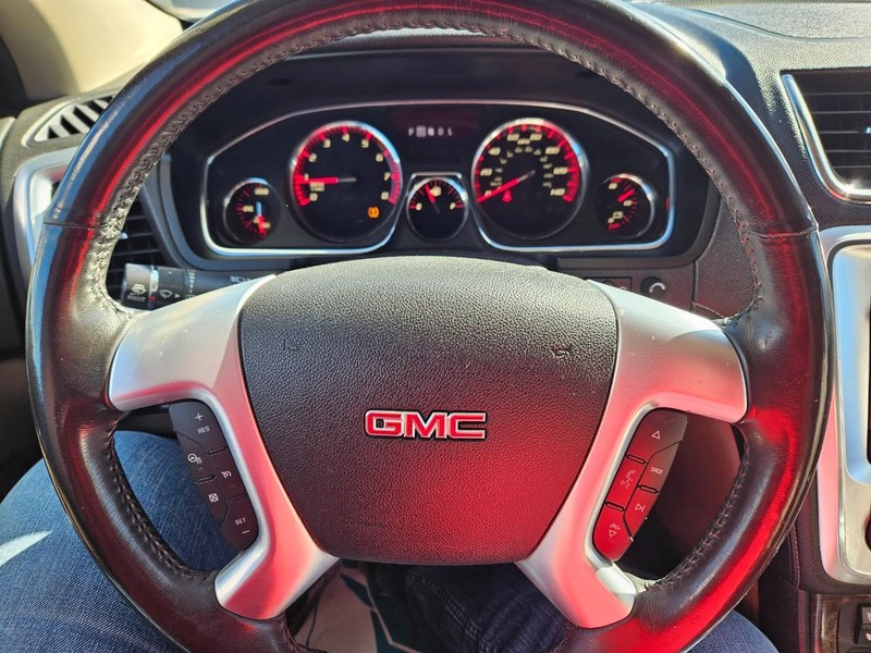 GMC Acadia Limited Vehicle Full-screen Gallery Image 12