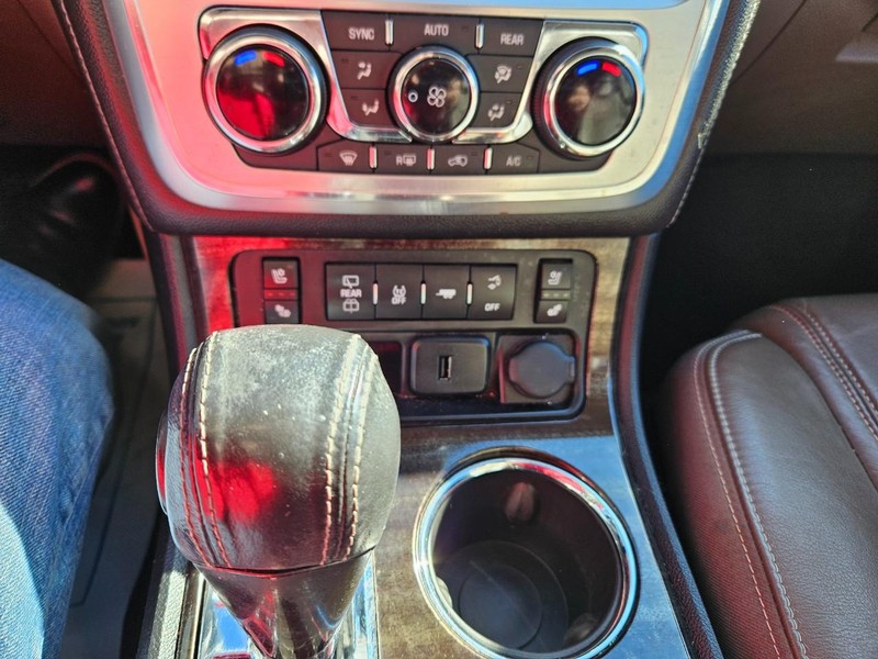 GMC Acadia Limited Vehicle Full-screen Gallery Image 13