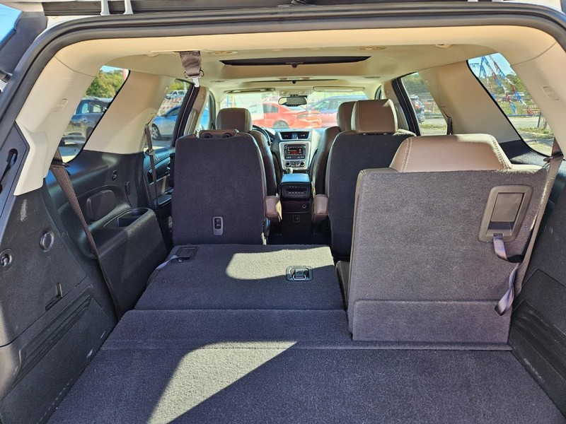 GMC Acadia Limited Vehicle Full-screen Gallery Image 14