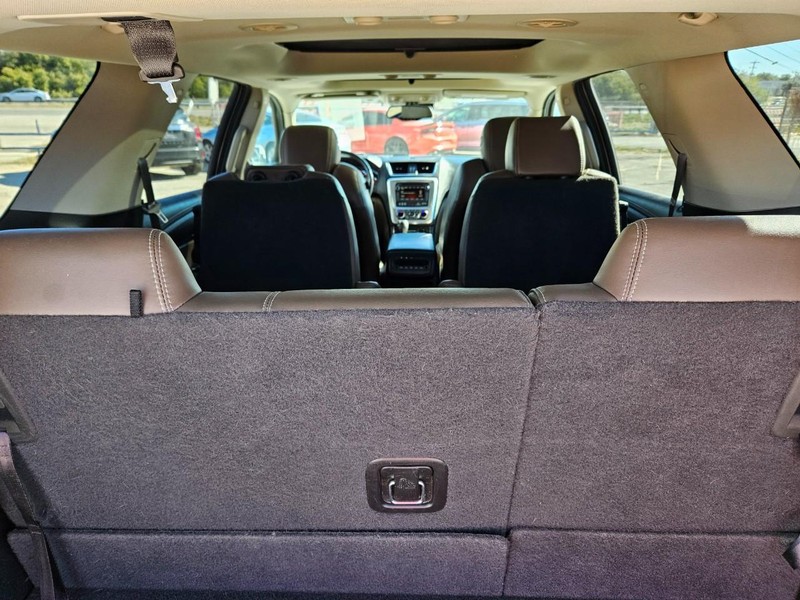GMC Acadia Limited Vehicle Full-screen Gallery Image 15