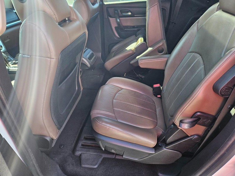 GMC Acadia Limited Vehicle Full-screen Gallery Image 16