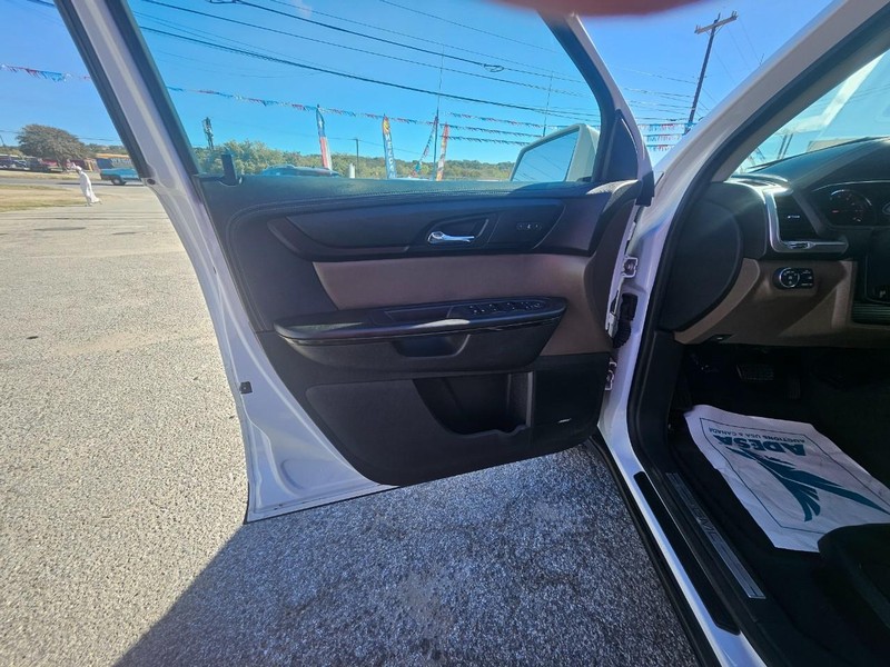 GMC Acadia Limited Vehicle Full-screen Gallery Image 17