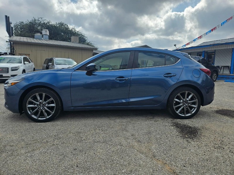 Mazda Mazda3 Hatchback Vehicle Full-screen Gallery Image 2