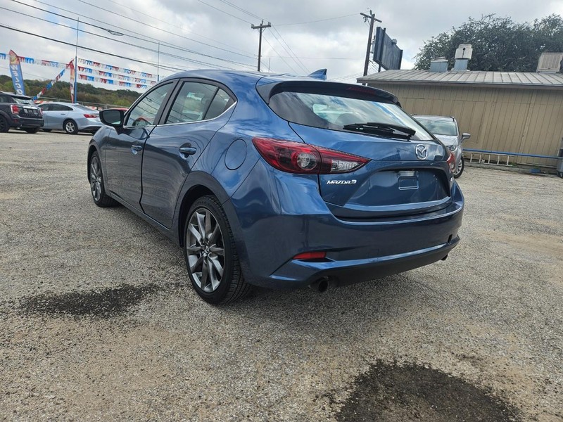 Mazda Mazda3 Hatchback Vehicle Full-screen Gallery Image 3