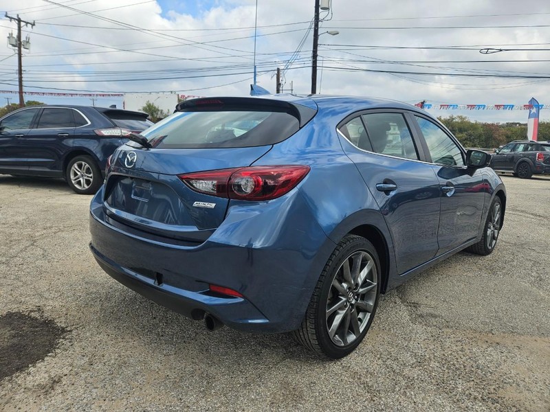 Mazda Mazda3 Hatchback Vehicle Full-screen Gallery Image 4