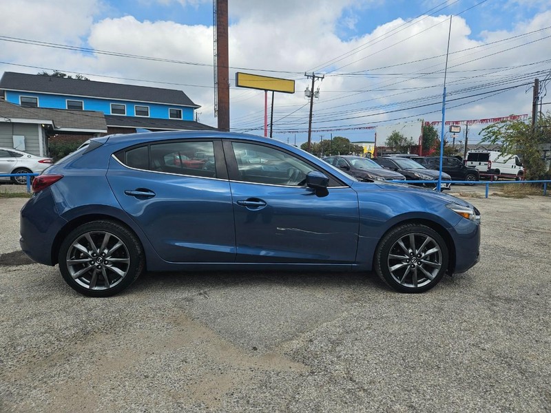 Mazda Mazda3 Hatchback Vehicle Full-screen Gallery Image 6