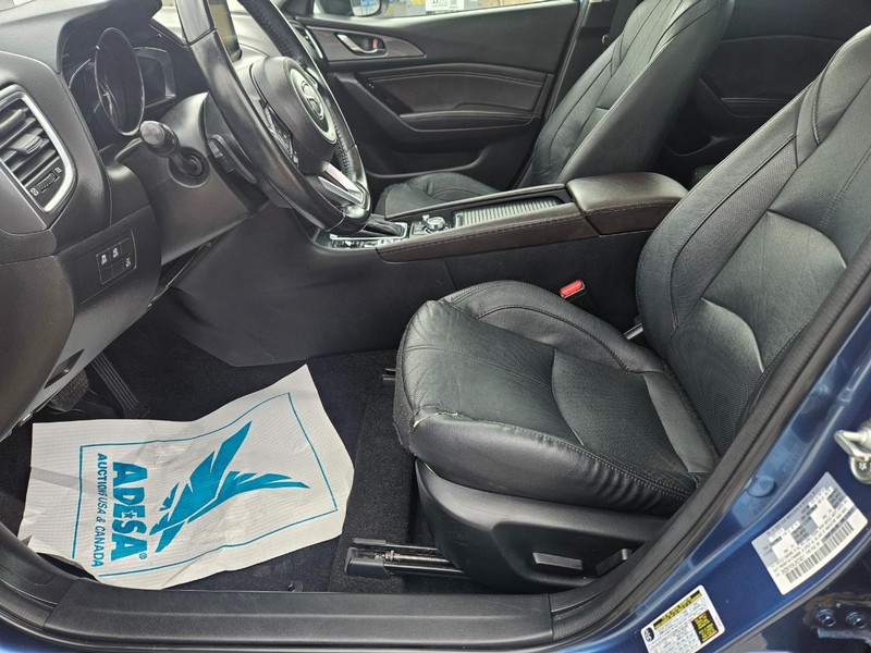 Mazda Mazda3 Hatchback Vehicle Full-screen Gallery Image 8