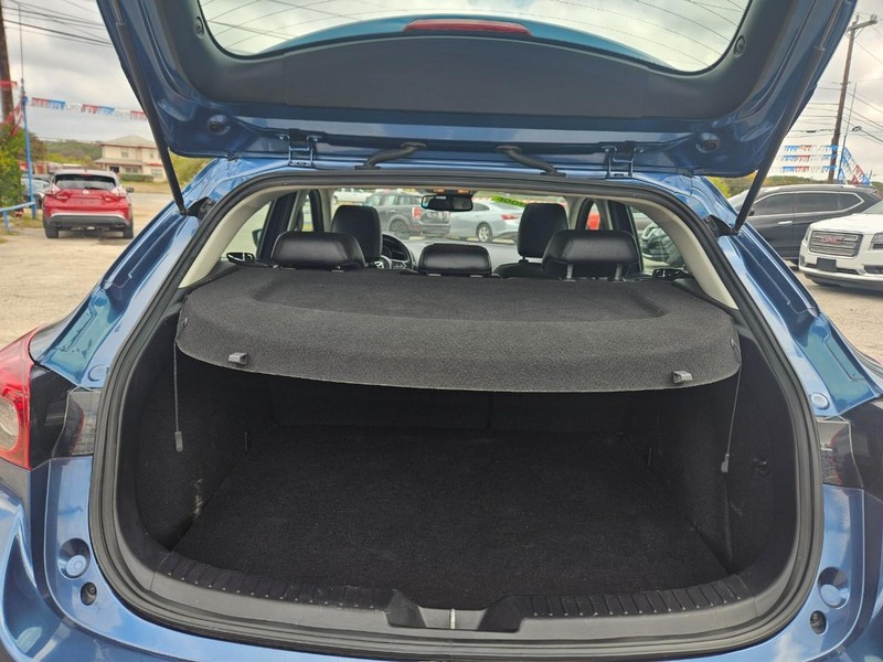 Mazda Mazda3 Hatchback Vehicle Full-screen Gallery Image 9