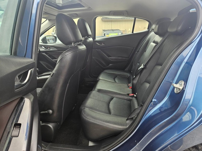 Mazda Mazda3 Hatchback Vehicle Full-screen Gallery Image 10