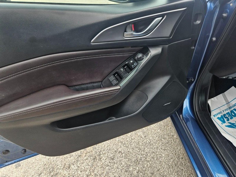 Mazda Mazda3 Hatchback Vehicle Full-screen Gallery Image 11