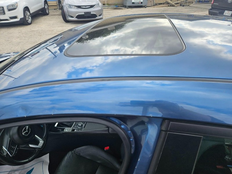 Mazda Mazda3 Hatchback Vehicle Full-screen Gallery Image 12