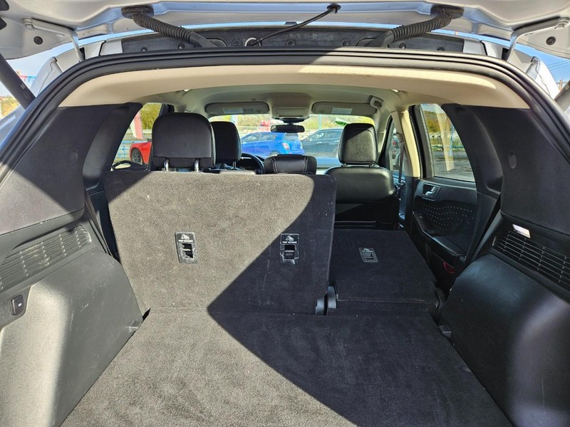 Ford Escape Vehicle Full-screen Gallery Image 7