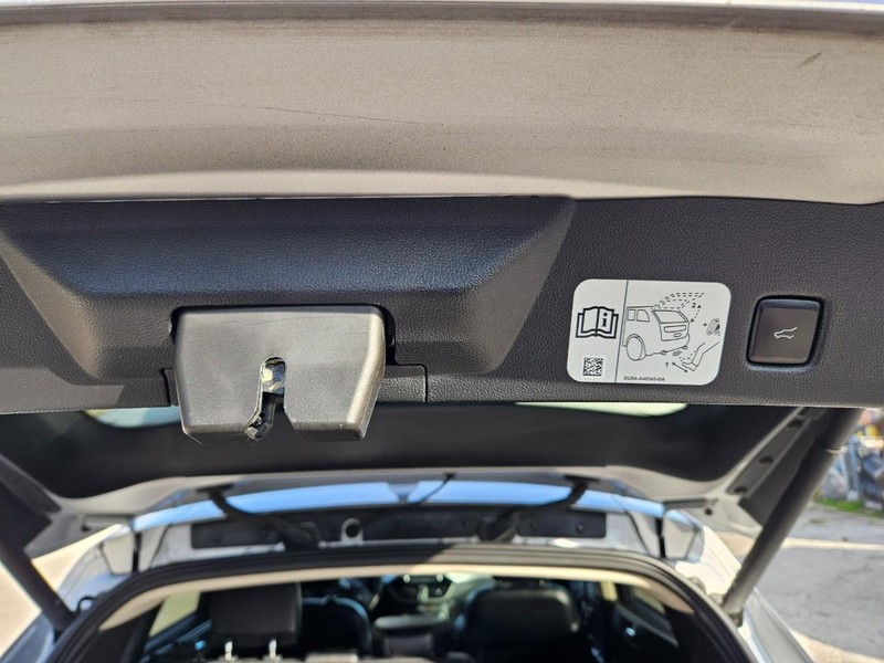 Ford Escape Vehicle Full-screen Gallery Image 8