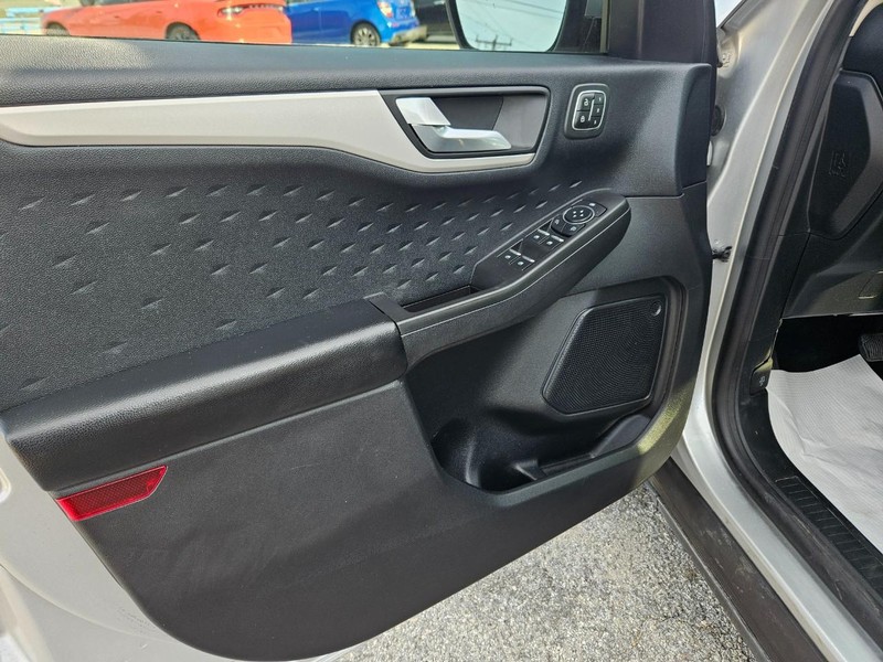 Ford Escape Vehicle Full-screen Gallery Image 11