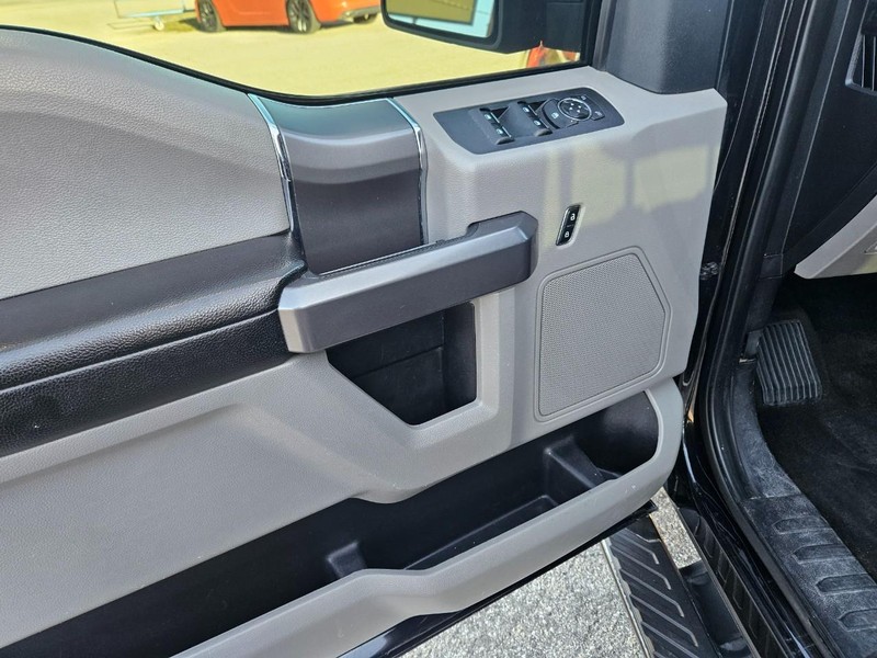 Ford F-150 Vehicle Full-screen Gallery Image 11