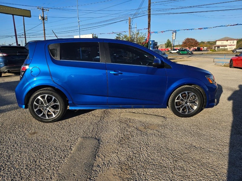 Chevrolet Sonic Vehicle Full-screen Gallery Image 02