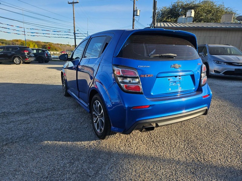 Chevrolet Sonic Vehicle Full-screen Gallery Image 05