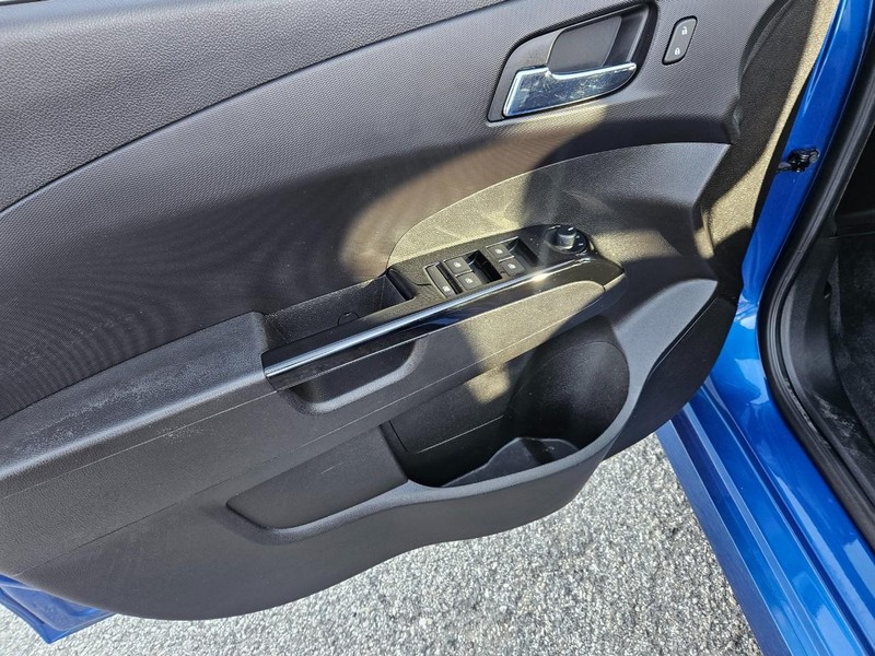 Chevrolet Sonic Vehicle Full-screen Gallery Image 09