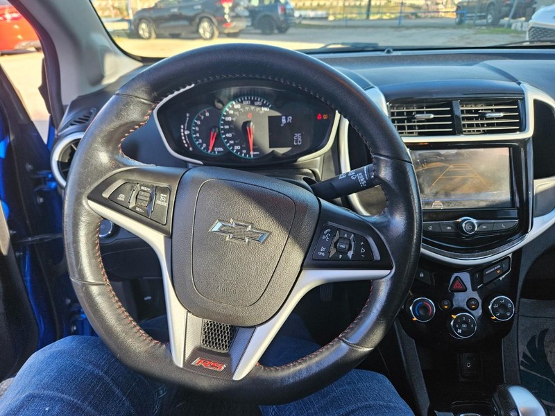 Chevrolet Sonic Vehicle Full-screen Gallery Image 11