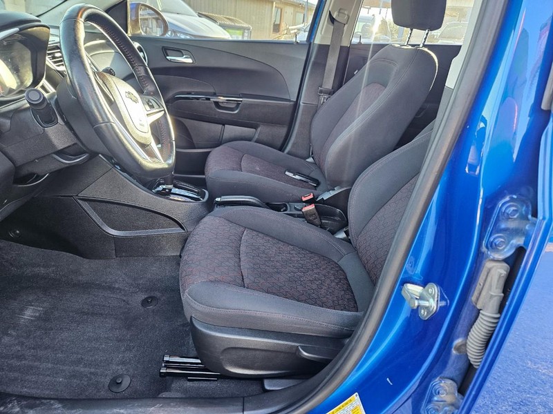 Chevrolet Sonic Vehicle Full-screen Gallery Image 14