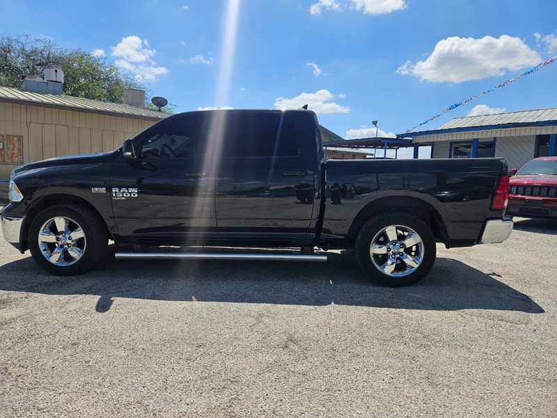 Ram 1500 Classic Vehicle Full-screen Gallery Image 2