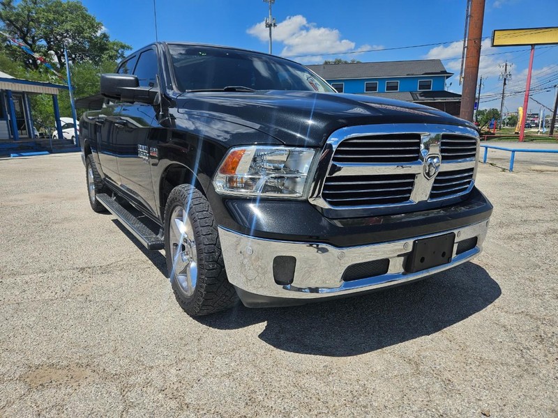 Ram 1500 Classic Vehicle Full-screen Gallery Image 3