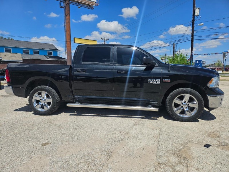 Ram 1500 Classic Vehicle Full-screen Gallery Image 4