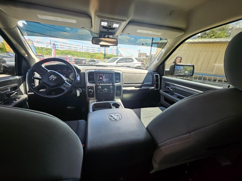 Ram 1500 Classic Vehicle Full-screen Gallery Image 9