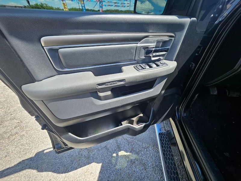 Ram 1500 Classic Vehicle Full-screen Gallery Image 10