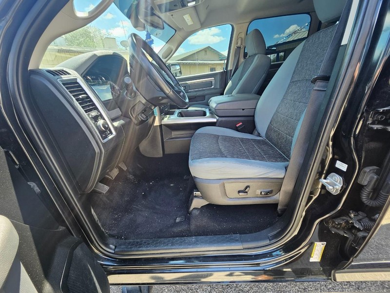 Ram 1500 Classic Vehicle Full-screen Gallery Image 11