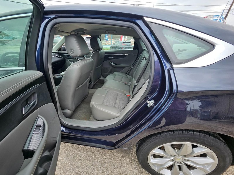 Chevrolet Impala Vehicle Full-screen Gallery Image 9