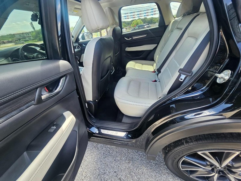 Mazda CX-5 Vehicle Full-screen Gallery Image 10